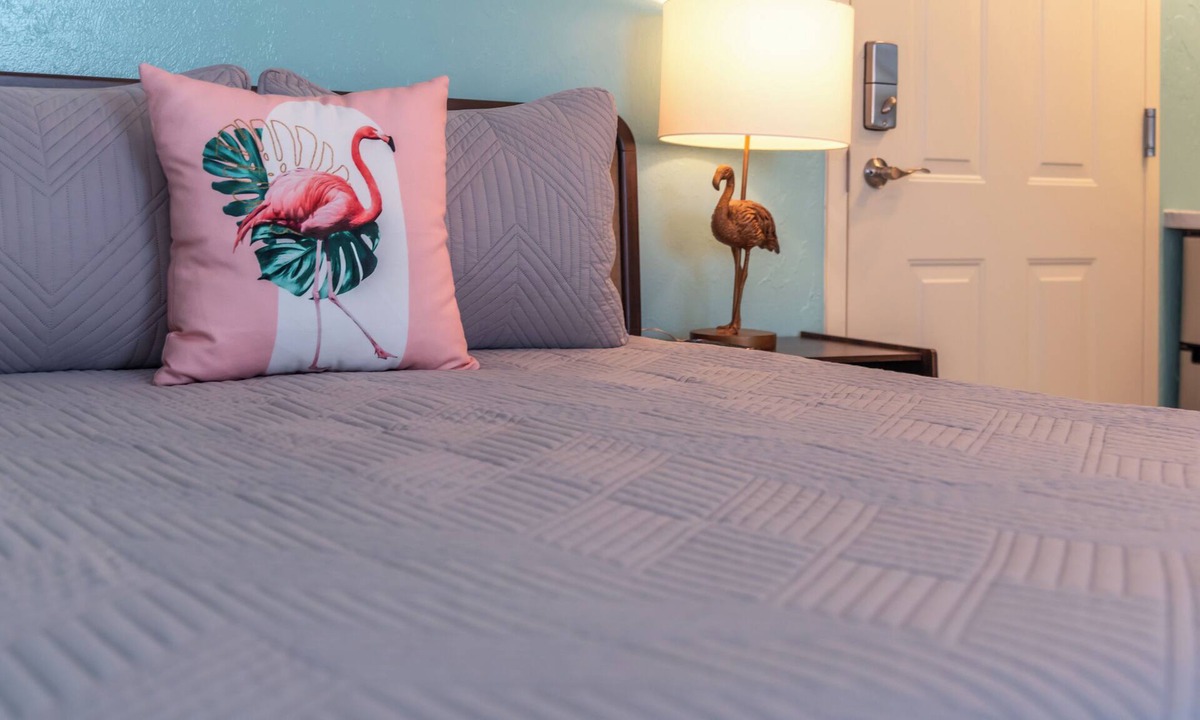 Mid Island Hotel | Flamingo Inn - Standard Queen with kitchenette #208
