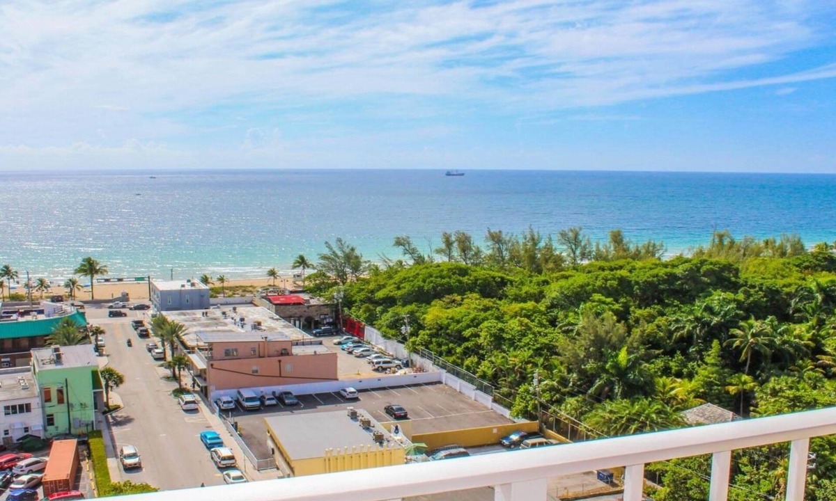East Fort Lauderdale Resort | Fort Lauderdale Beach Resort, FL overlooking the Water Sleeps 6.