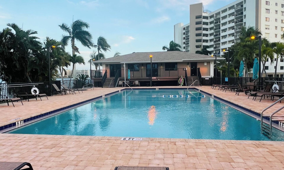 South Island Condo | Fort Myers Beach, Fl. Harbour Pointe, 2B2B condo on Bay Side. Walk to beach!