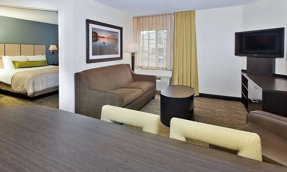 Ashley Oaks Hotel | Frank H McClung Museum Tour! 4 Pet-friendly Suites w/Kitchen & FREE Parking!