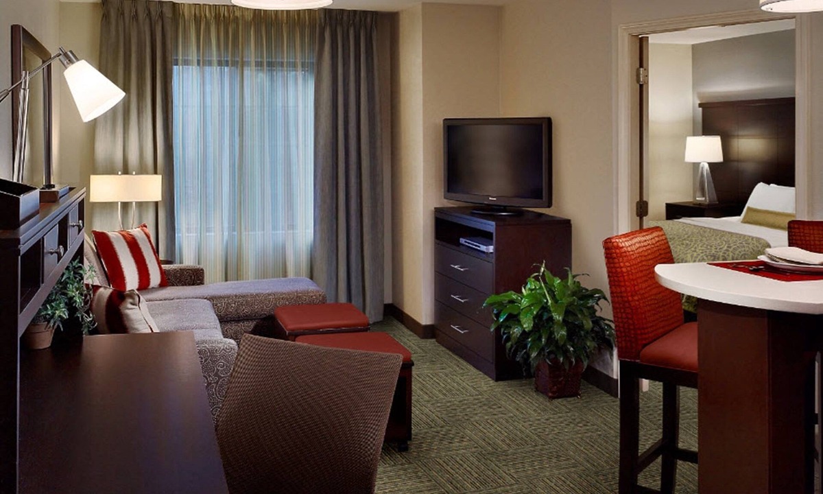 Sterling Heights Condo | Free Breakfast Buffet. Pool Access. King Suite in a Great Location.