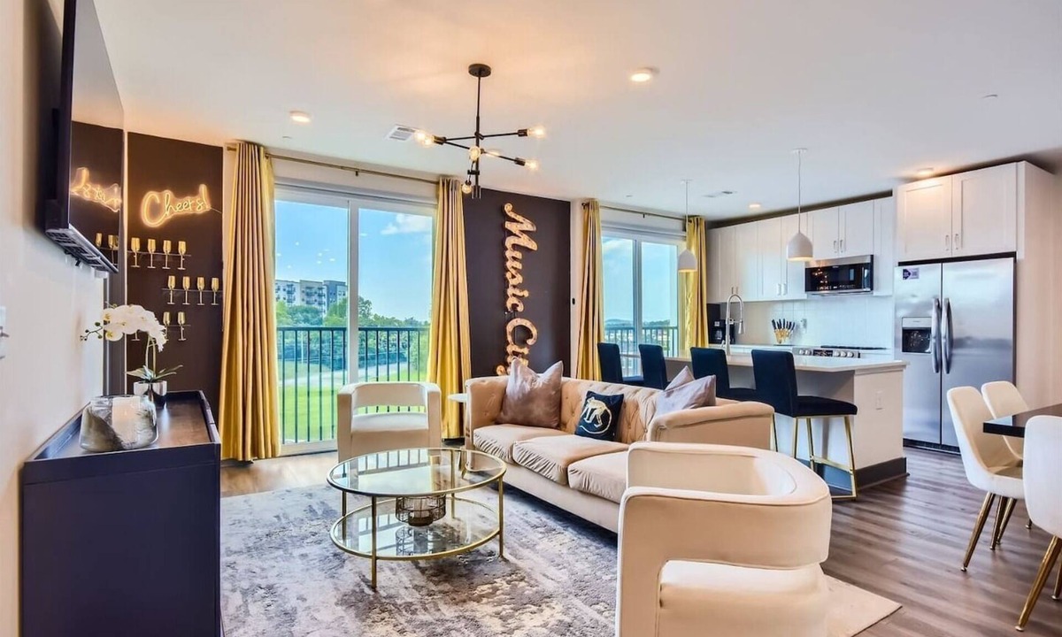 Rolling Mill Hill Condo | FREE Parking| WALK to Broadway| King| Fitness CTR!