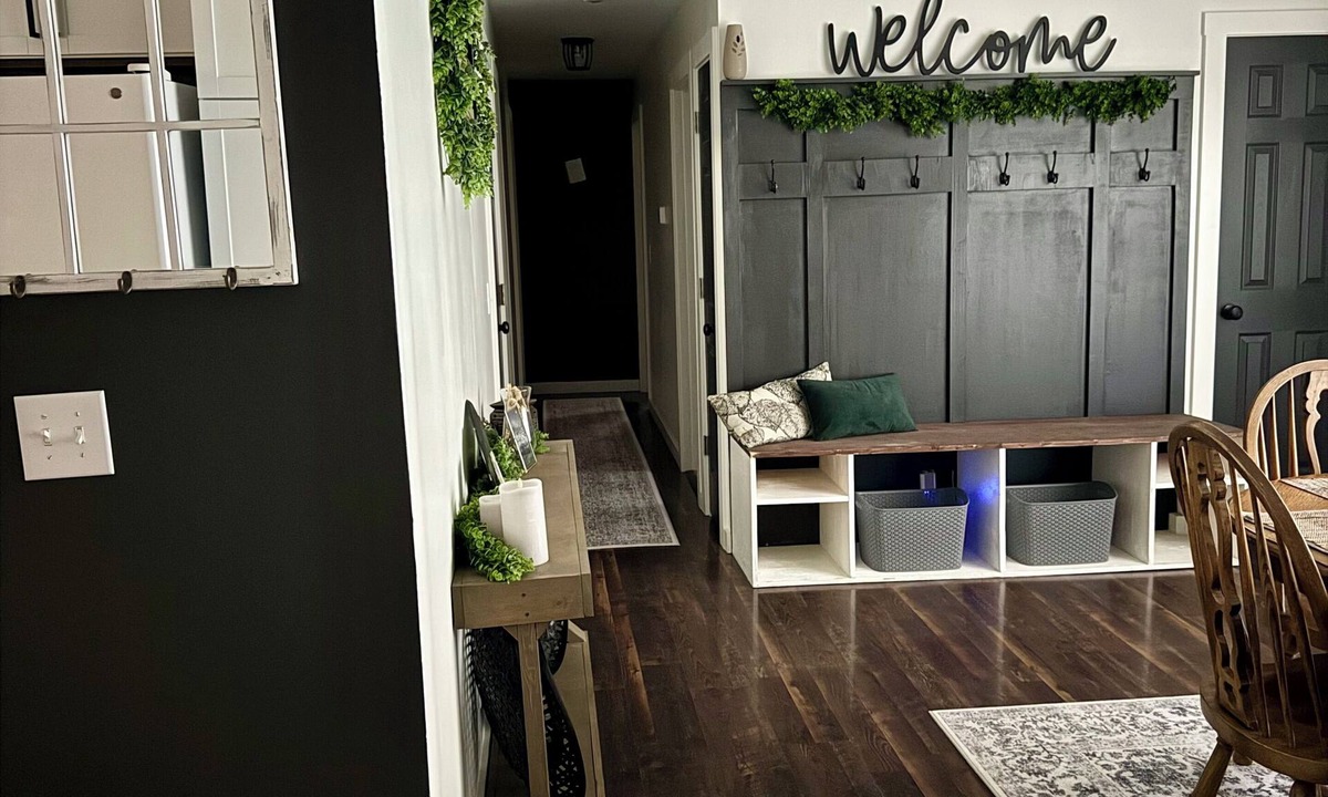 Evansville House | Freshly Remodeled 3-bedroom cozy home w/fully equipped Kitchen & big back yard!