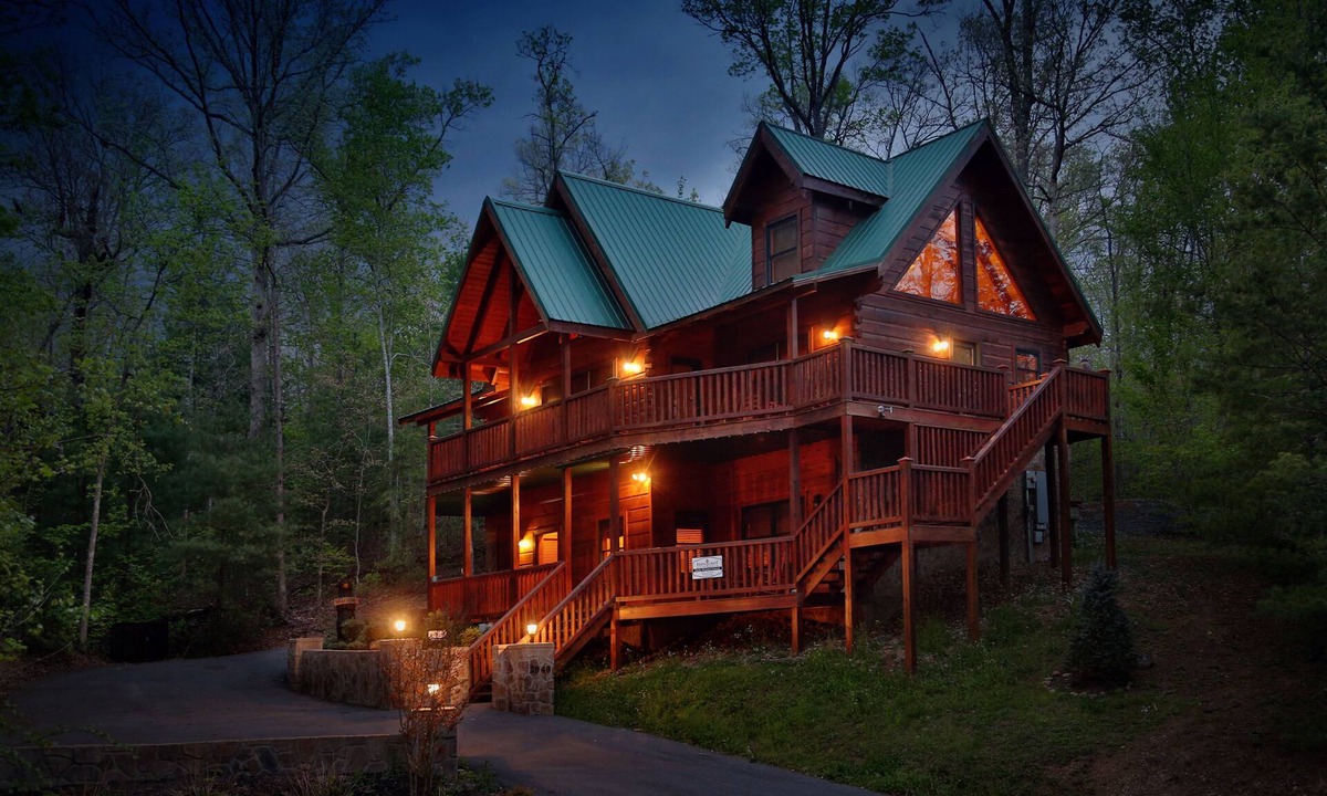 Sevierville Cabin | From the moment you step into this deluxe cabin you will want to return again.