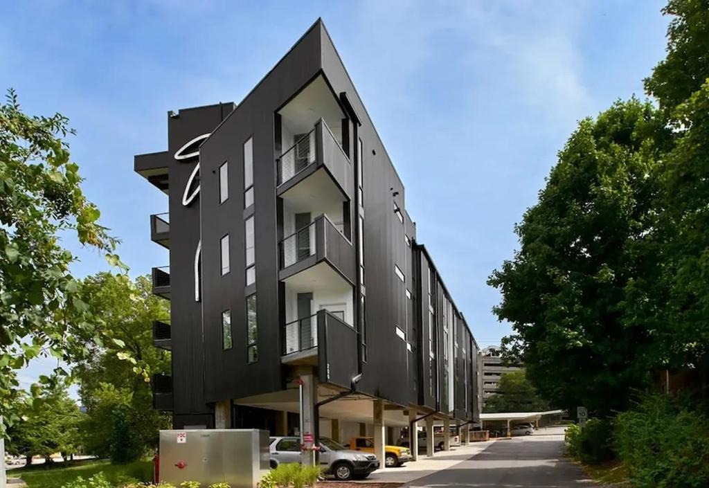 Hillsboro West End Apartment | FRONTDESK Fairfax Flats West End Nashville