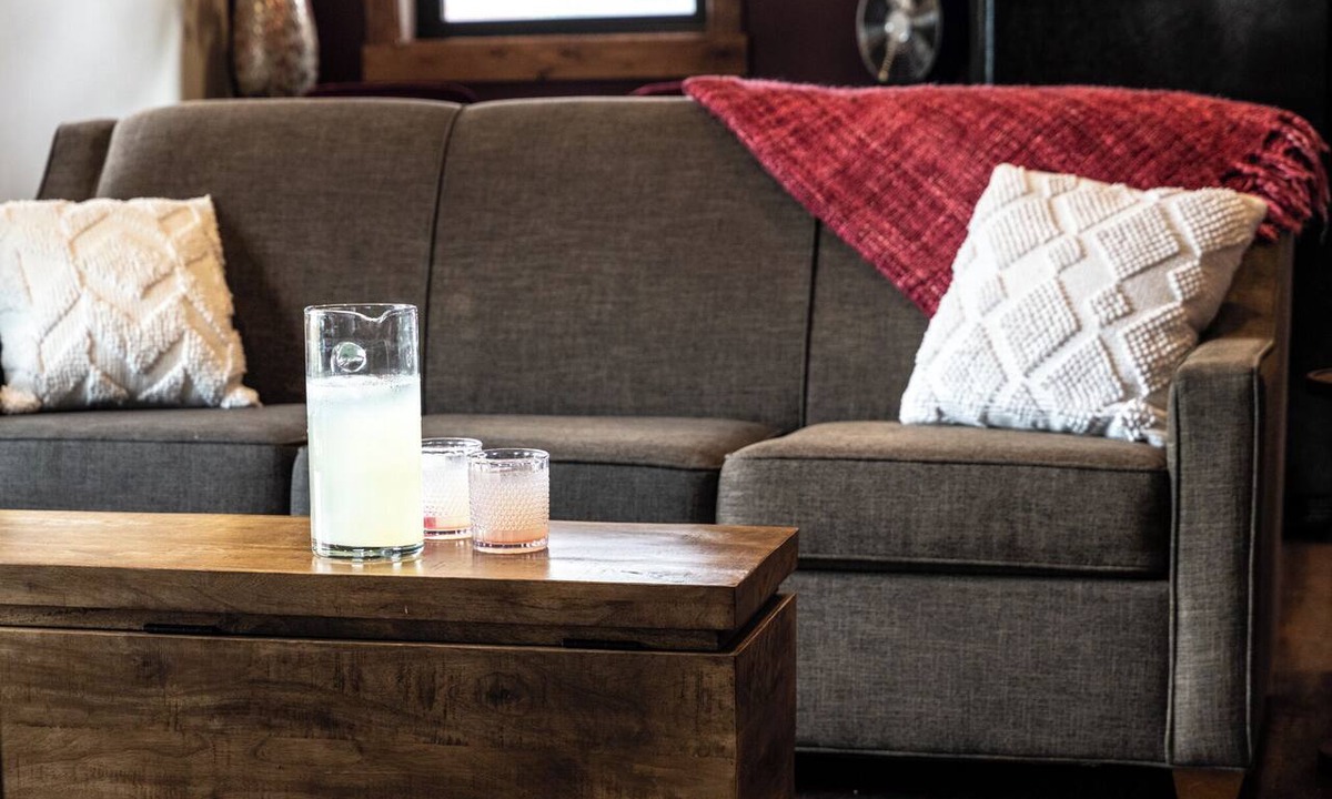 Prescott Condo | Full Kitchen | Private Deck | Lounge Downtown