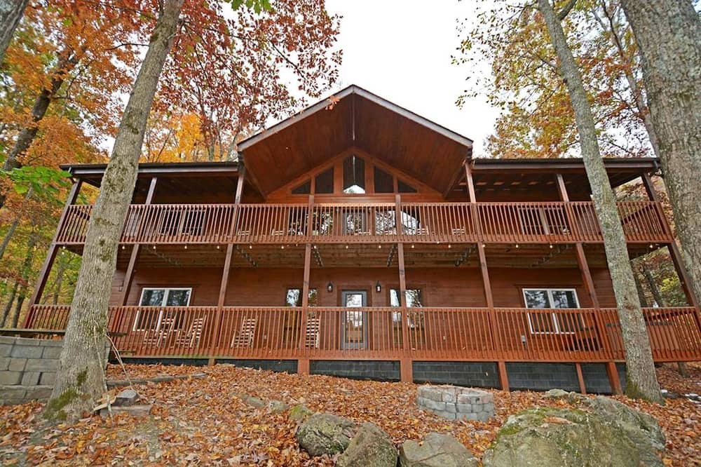 Gatlinburg - Pigeon Forge Cabin | Fully-Equipped Cabin Rental in Tennessee, Perfect for Large Group Glamping in the Mountains