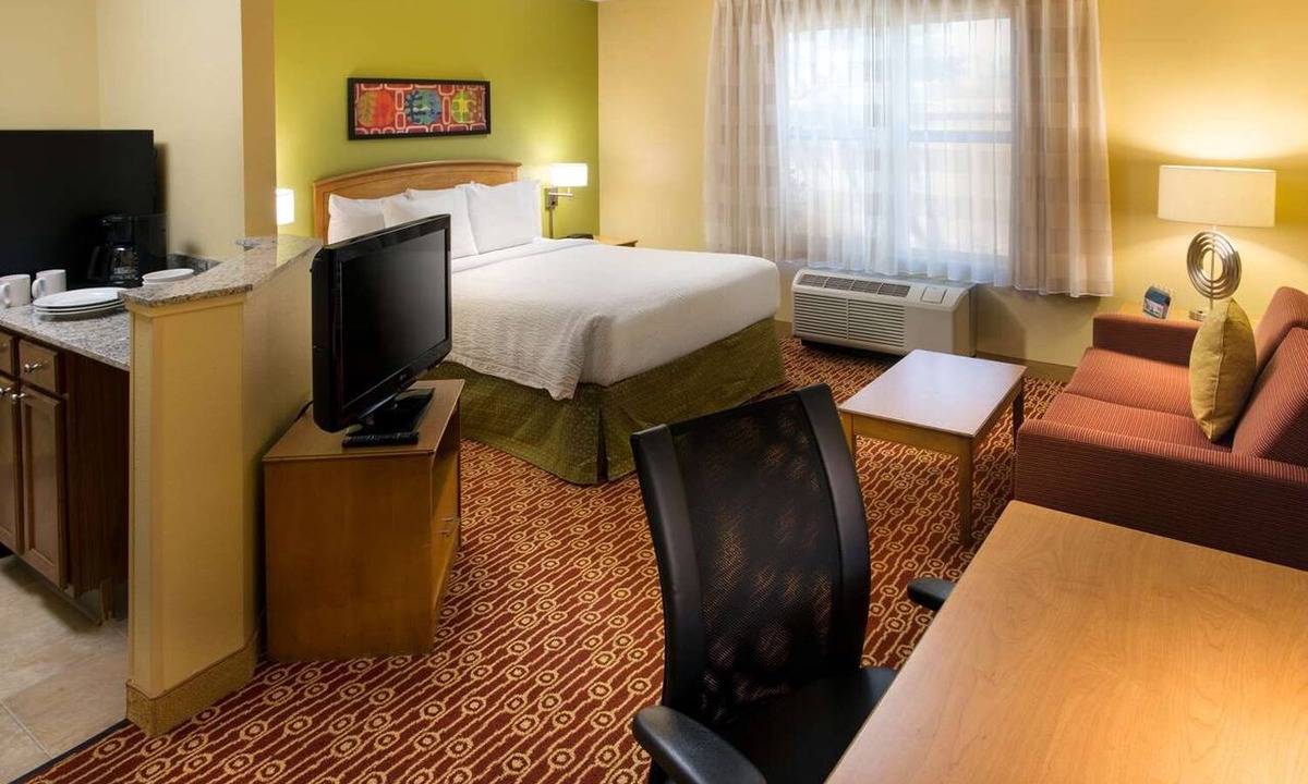 Novi Apartment | Fully Equipped Suite w/Kitchen & Outdoor Access Near Top Detroit Attractions