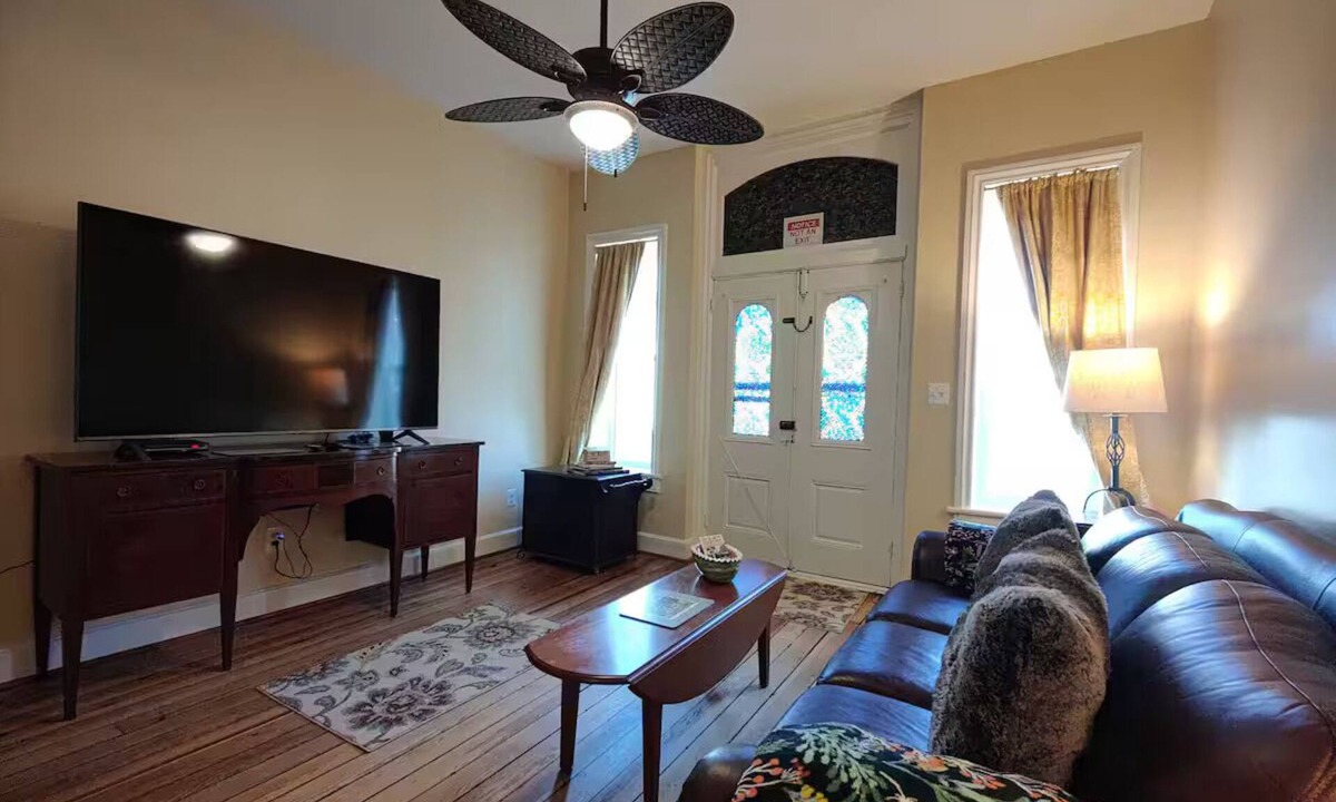 New Market Apartment | Fully Furnished 1 Bedroom Flat in Historic Downtown New Market
