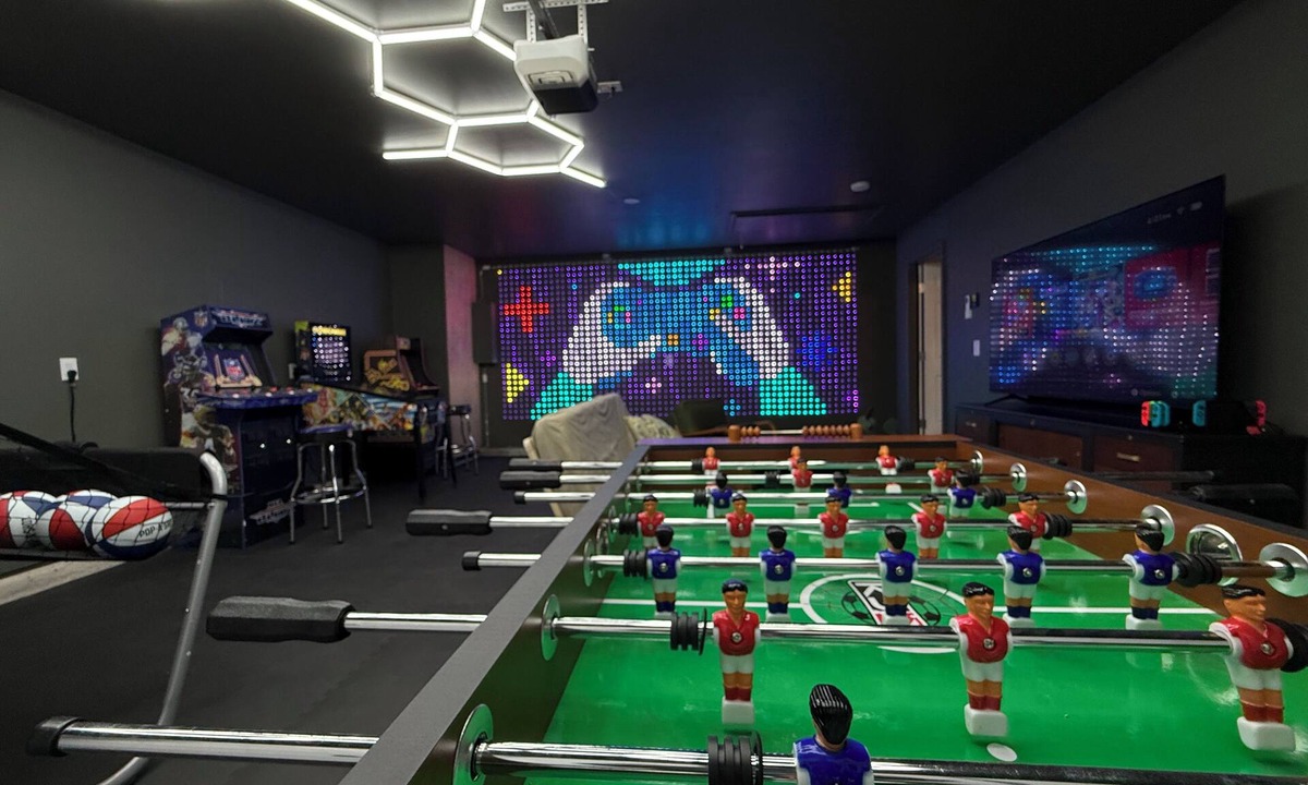 Fountain Inn House | Game On! Epic Gameroom, King, fireplace, firepit, parking, 300Mbps, 5 Smart TVs