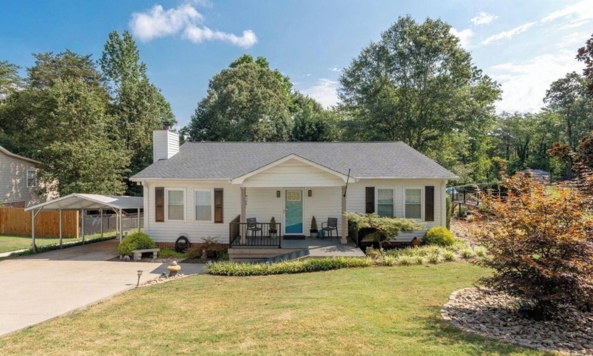 Taylors House | Game Room 2 FULL baths 3 huge bedrooms5 beds near Greenville, Greer, TR, Clemson