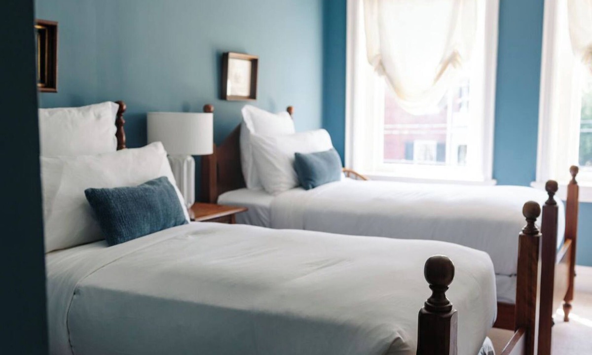 Fredericksburg Bed & Breakfast | Garden-View Twin Room bed & breakfast in Ironclad Inn, Fredericksburg