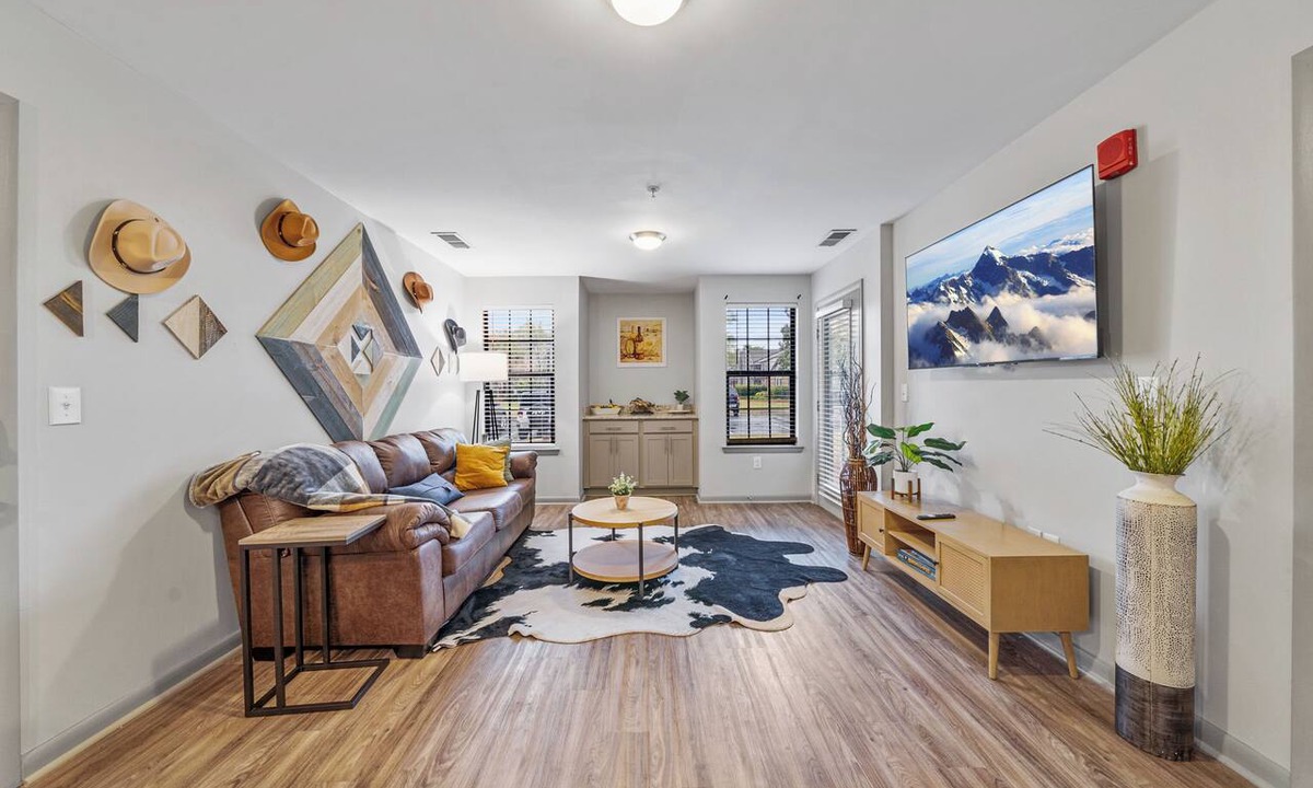 Sherwood Park Apartment | Gate 9 3 mins-Shop 3 minutes. UAH 5 minutes- Perfect for a Mid term Traveler.