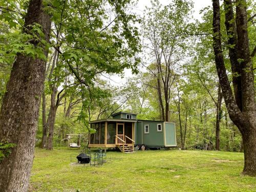 Signal Mountain House | Glamping Tiny House Situated in the Tennesse Woods for a Tranquil Escape near Chattanooga