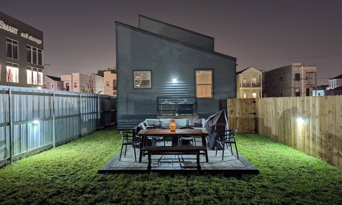 Tulane - Gravier House | Glistening New Superdome Group Home w/10 Beds, Parking, Patio, Grill and 5 Bath