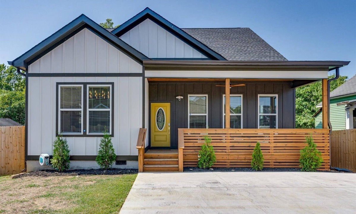 Chattanooga House | Golden Luxury Living in Downtown Chattanooga: Pet Friendly & Fenced Yard