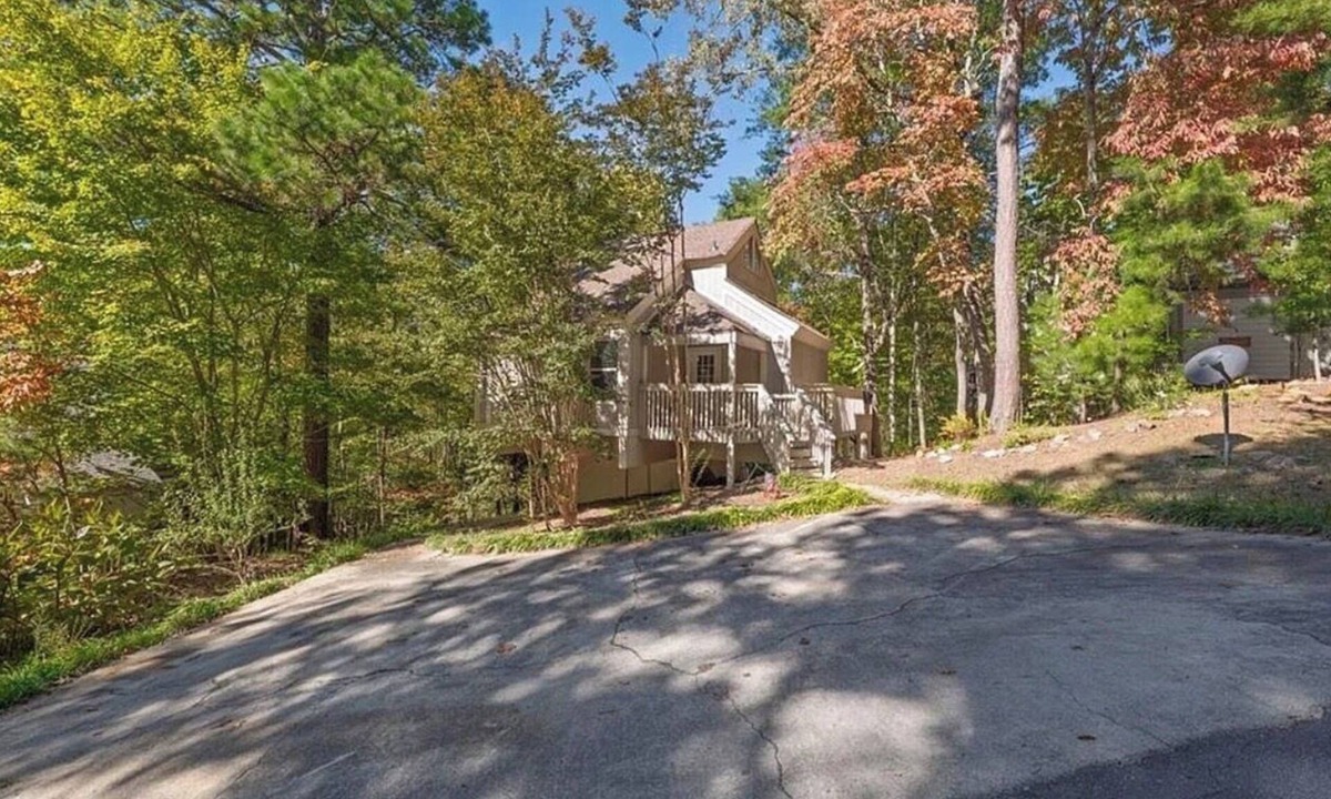 Helen House | Golf course, pool, tennis, river tubing and pet friendly