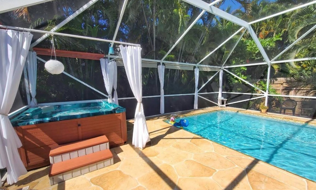 Boynton Beach House | 😎 Gorgeous & PRIVATE 2-BedroomTropical🌴Suite ~ HEATED Pool & Hot Tub 🏊‍♀️ !!!
