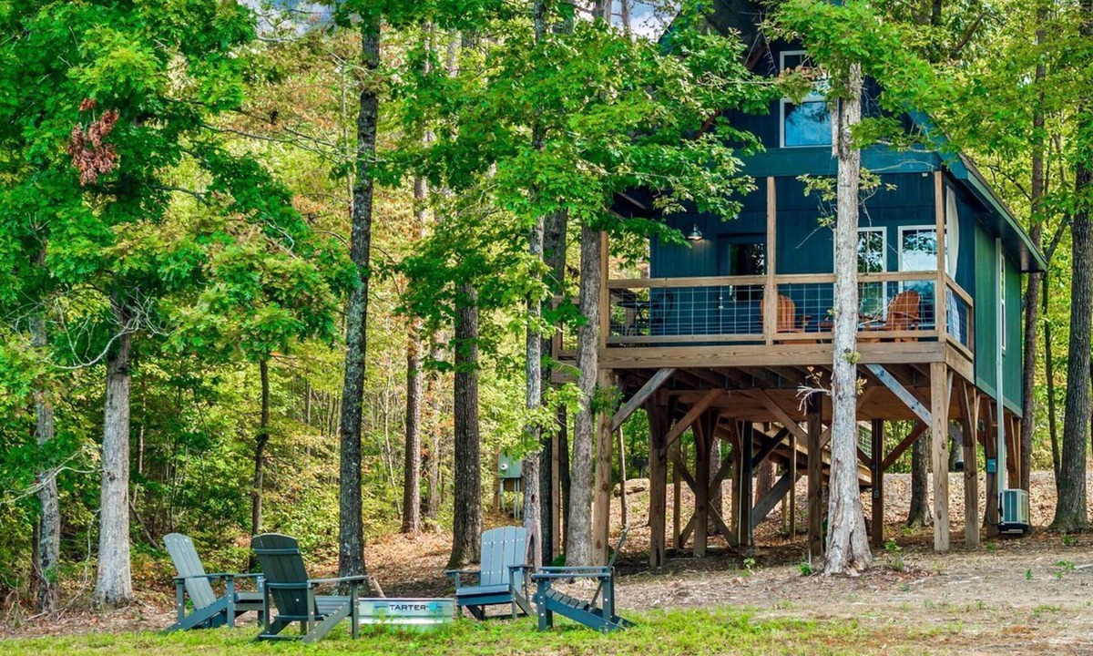 Mentone Cabin | Gorgeous Tiny Tree House with Fire Pit Great for Small Families in Alabama