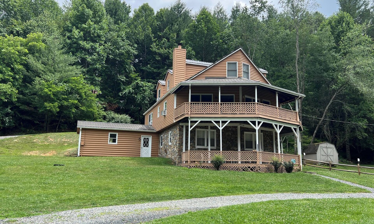 Crumpler House | Grand River Lodge - Riverfront, Dog Friendly, Family Friendly, Wood Fireplace, WIFI, Firepit