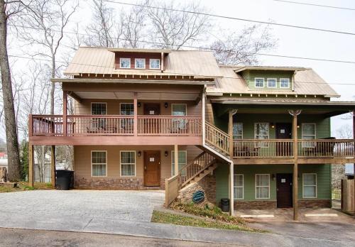 Dahlonega Apartment | Grand View Villa on Choice Ave - Steps to Downtown