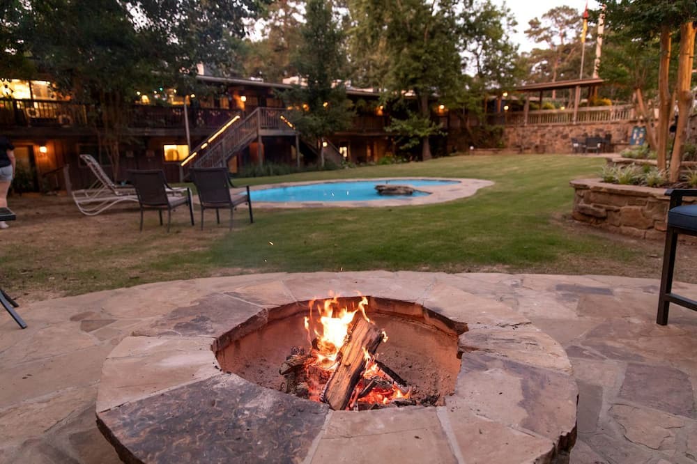 Mount Ida Cottage | Group Cottage with Jacuzzi and Pool Incredible for Lake Water Sports in Mount Ida, Arkansas