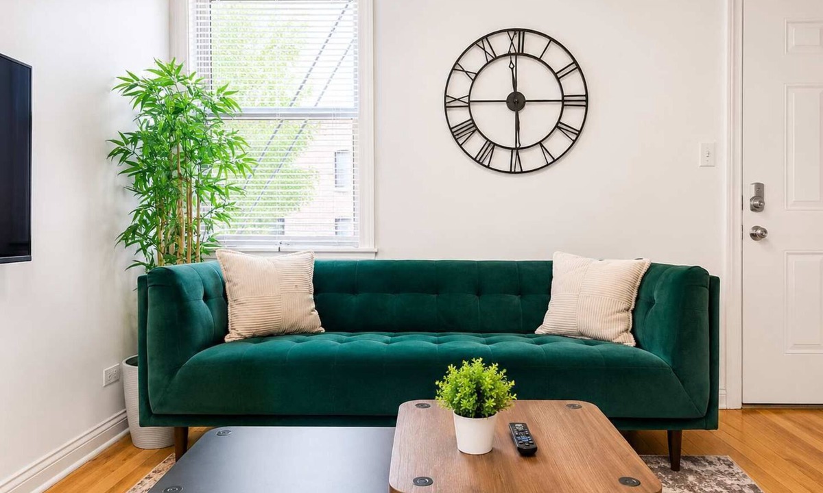 Hyde Park Apartment | Group-Friendly 4BR Hyde Park Retreat Near UChicago