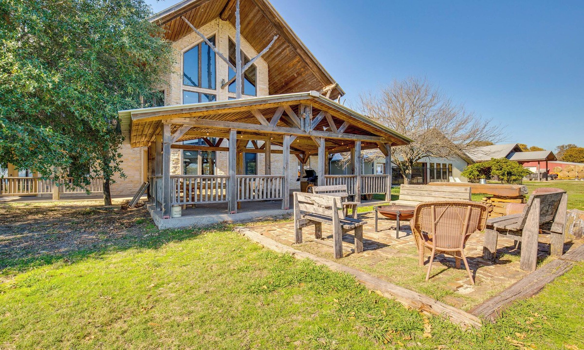 Quinlan House | Group Getaway! Multi-Level Lodge on Lake Tawakoni