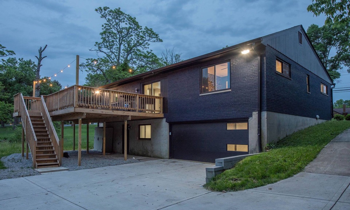 Mount Saint Joseph House | Group Retreat + Game Room + Huge Deck + Sleeps 13