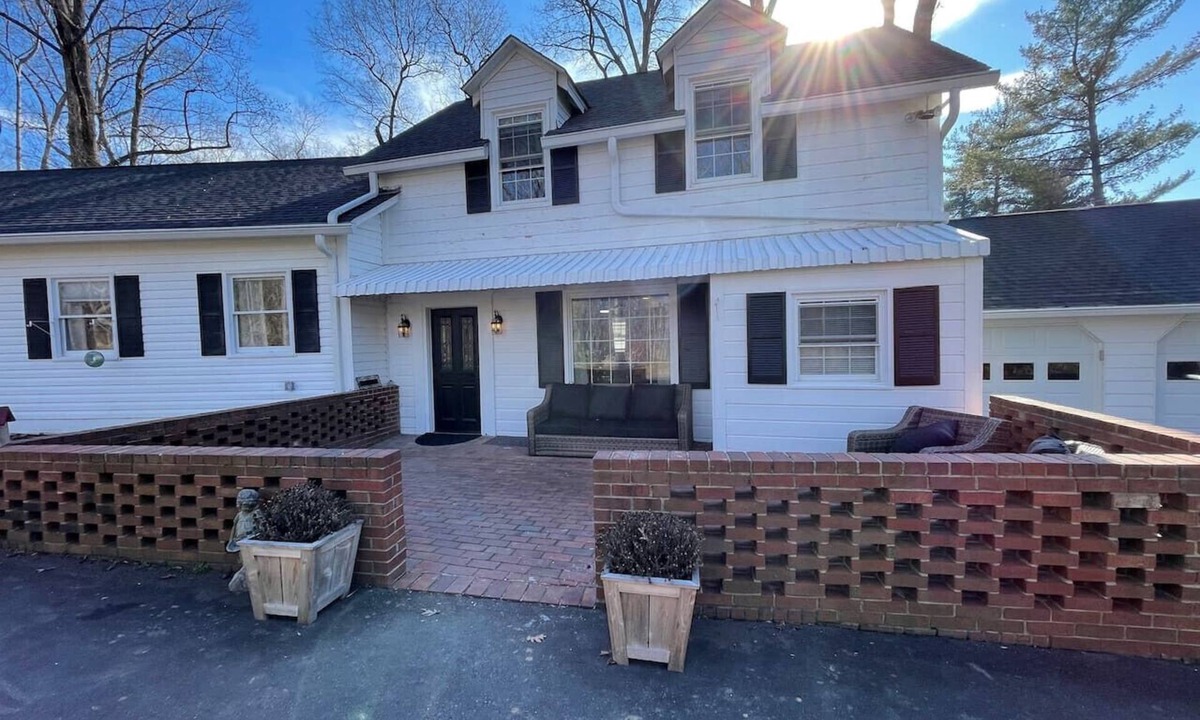 Clemmons House | Guest House at Tall Tree Manor