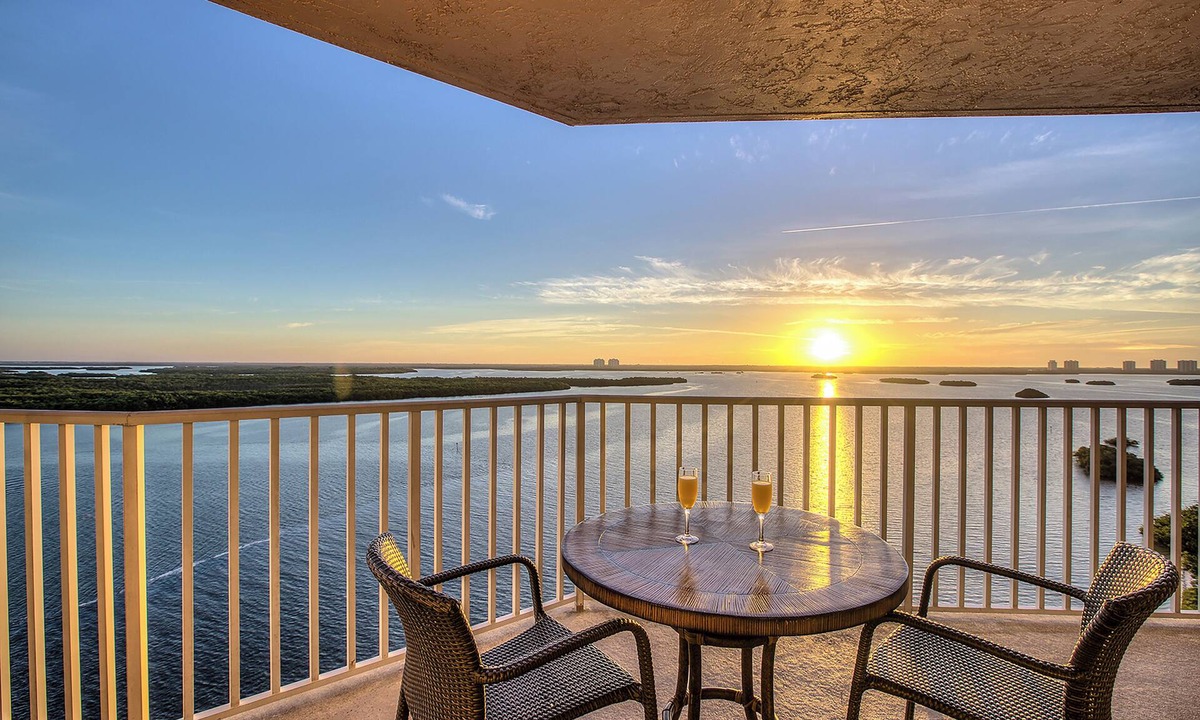Fort Myers Beach Hotel | Gulf Breeze Escape with Pool Near Lovers Key & White Sand Beaches | 3 Units
