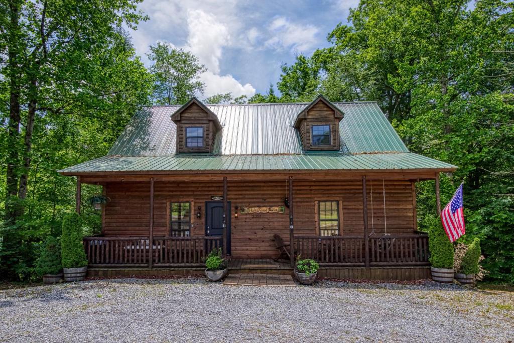 Smoky Mountains Ski Chalet | Haleywood Hollow, FREE Attraction tickets for each paid day, Arcade, WIFI!