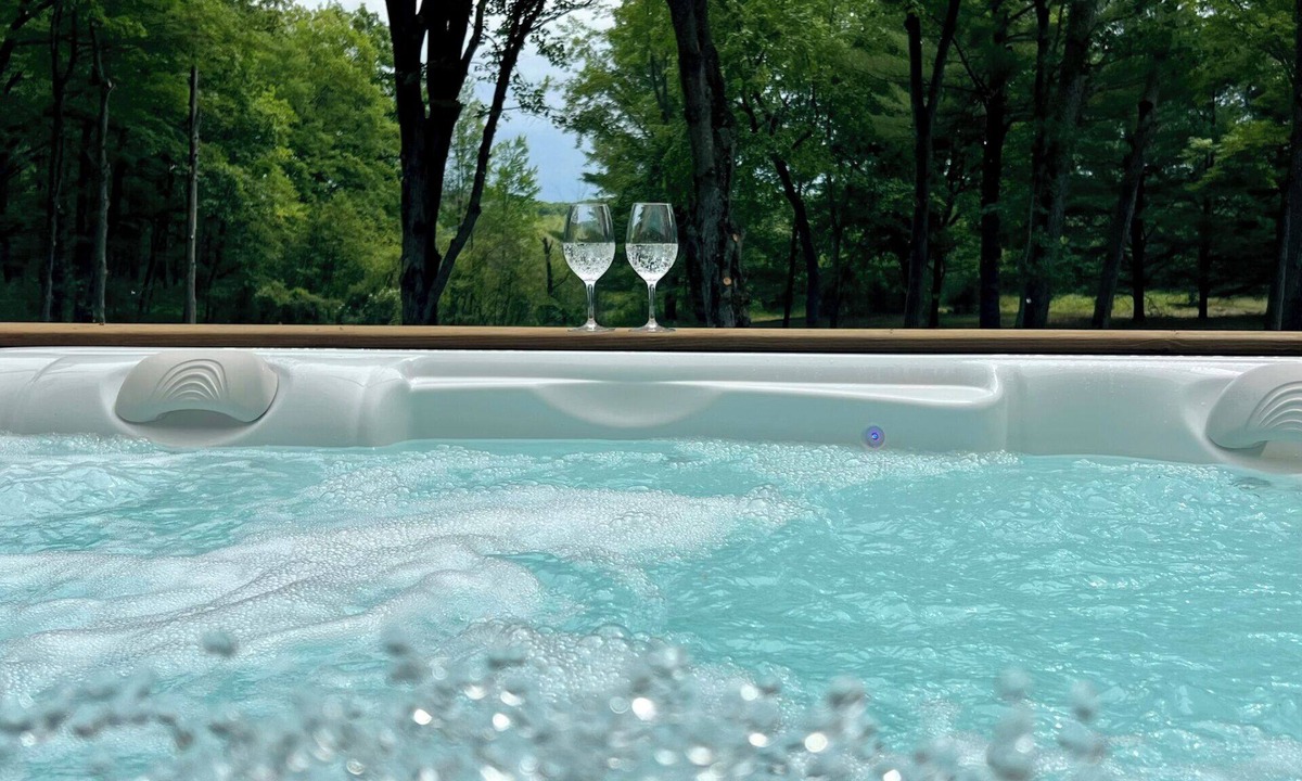 Interlochen Cabin | Hall Creek Lodge | Large Family & Friends Spa Retreat Near Traverse City