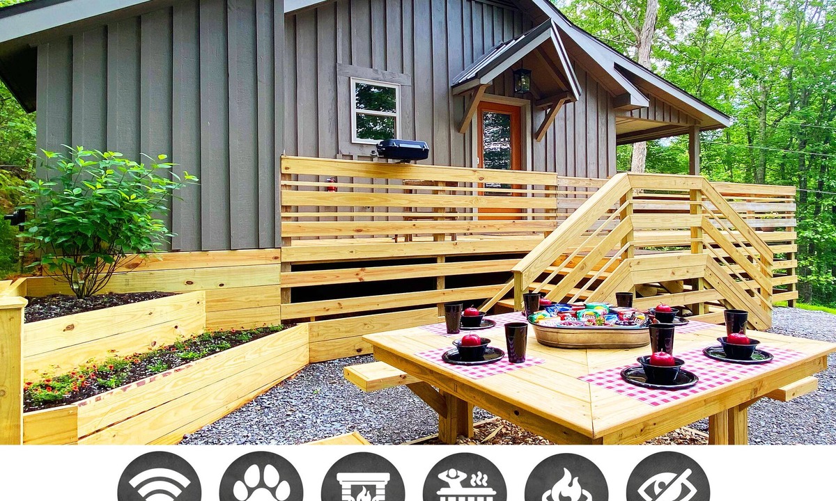 Sevierville Cottage | Happy Camper: Pet Friendly, Free Attraction Tickets, Hot Tub & Secluded