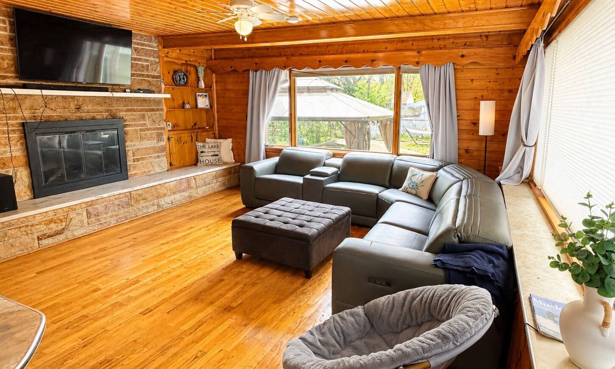 Lakeside House | Harding Lakeside Getaway| 8 bedroom sleeps 16!