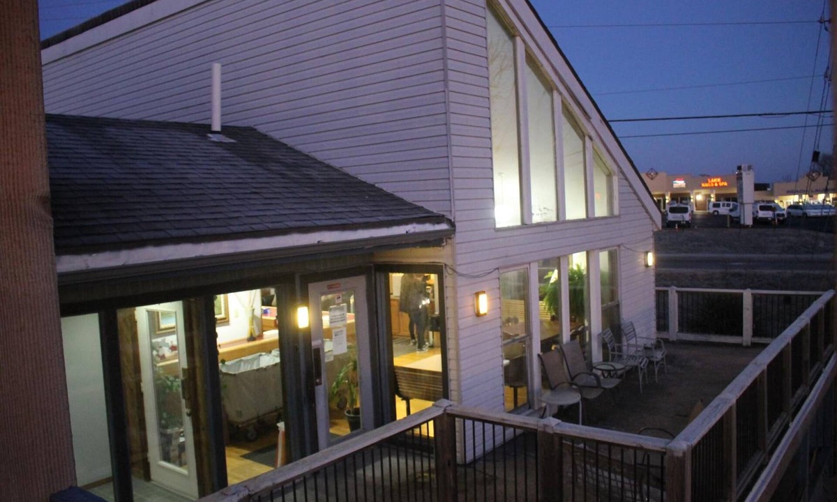 Osage Beach Hotel | Hawk's Nest Lodge
