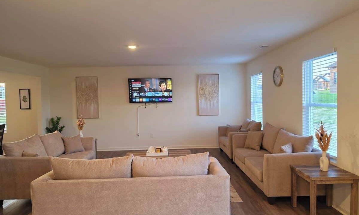 Elizabethtown House | Heart of E-town 5BR Home