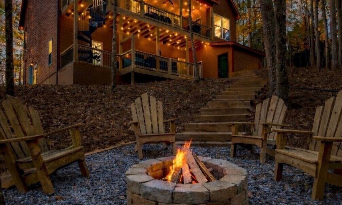Helen Cabin | Heavenly Pines| Rustic Getaway w/Hot Tub