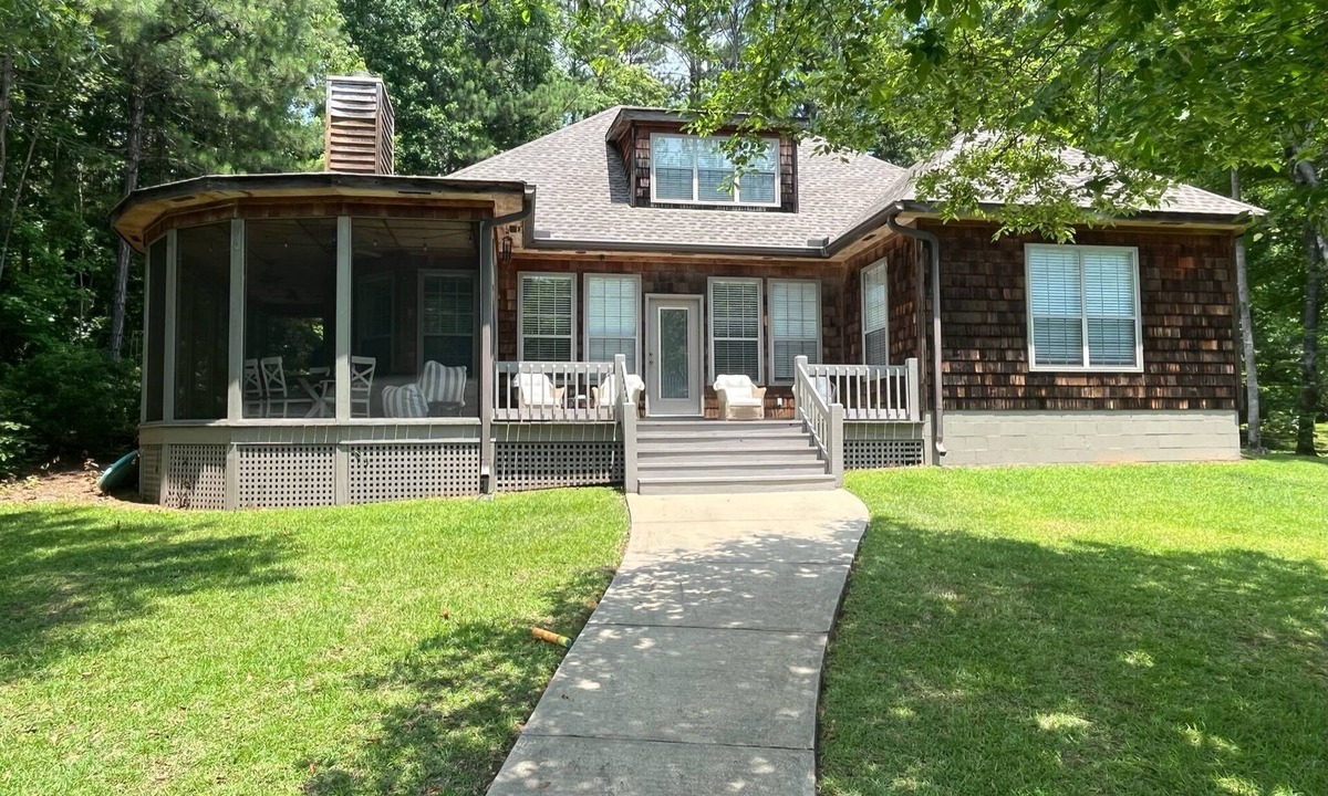 Coosa County House | Heron’s Hideaway- Charming cedar home on Lake Martin with flat lot and dock