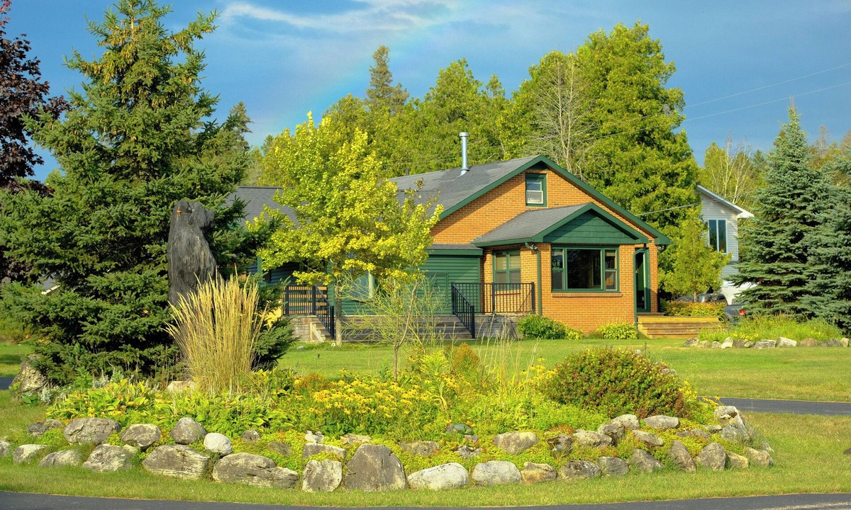 Hessel House | Hessel Bay Main Cabin : Idyllic Les Cheneaux Islands waterfront cabin sleeps 8