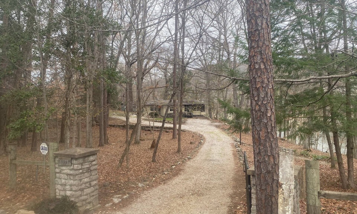 Burnside Cottage | Hidden 2-bedroom Lake Cumberland cottage with lake view & access in Burnside KY