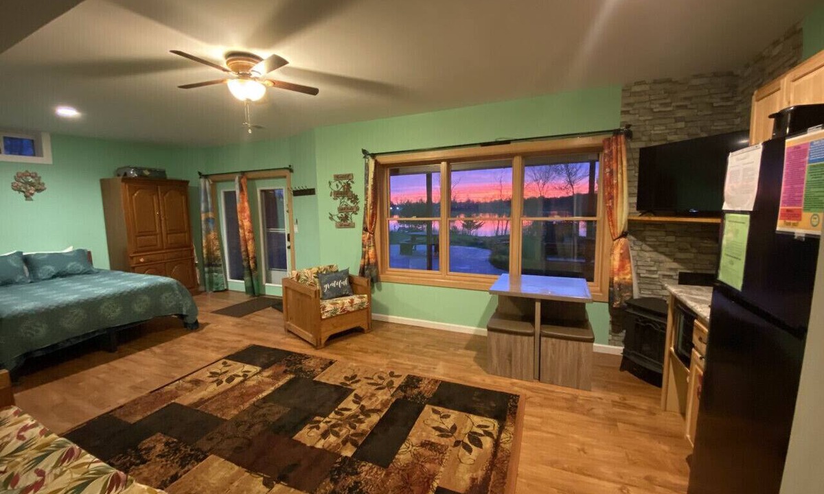 Lapeer Apartment | Hidden Charm Suites - Grateful Suite Lake Retreat