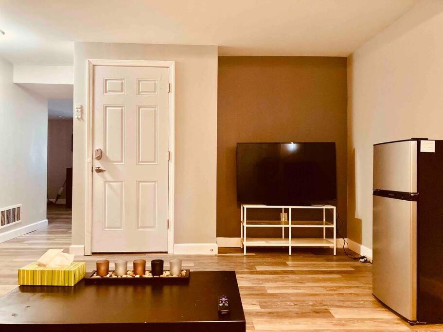 Overland Apartment | HIDDEN GEM!! 7 MINS TO AIRPORT W/ PRIVATE ENTRANCE