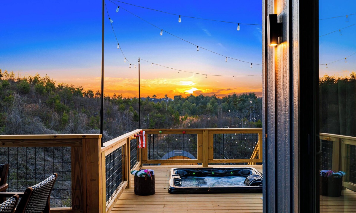 Leicester House | Hidden Speakeasy | Hot Tub/Sauna Views | Kids Adventures