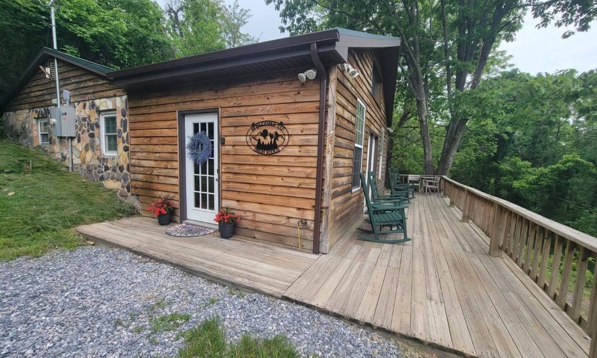 Stanley Cabin | High Ridge Cabin with Hot Tub, Starlink Wi-Fi & Whole-House Generator