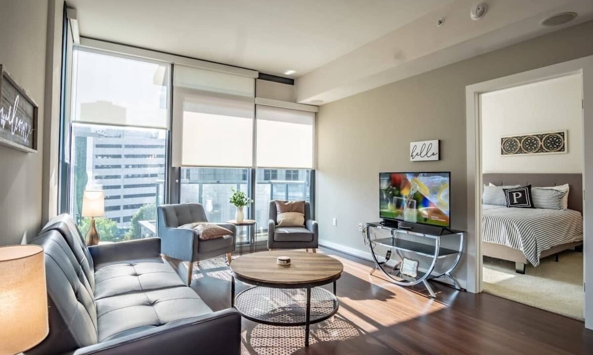 North Buckhead Apartment | High Rise 2 Bedroom apartment in a Great location by RedAwning