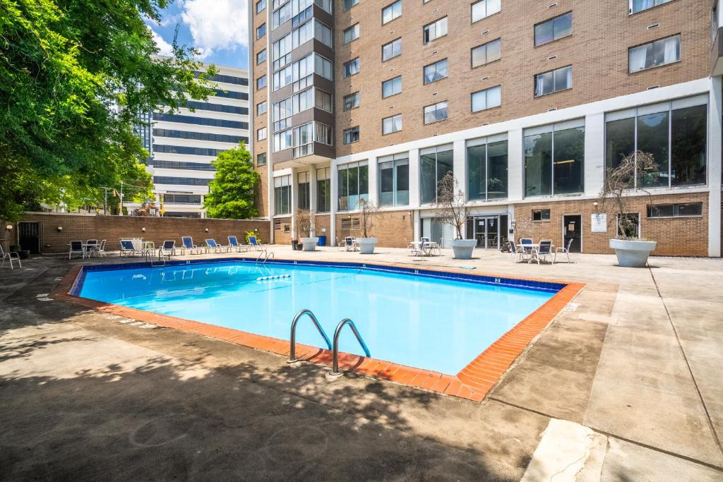 Downtown Atlanta Apartment | High-rise retreat w pool & views