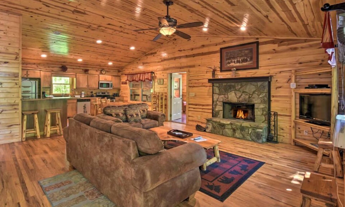 Helen Cabin | Hillside 2/2! Perfect 4 your Vacation near Helen!