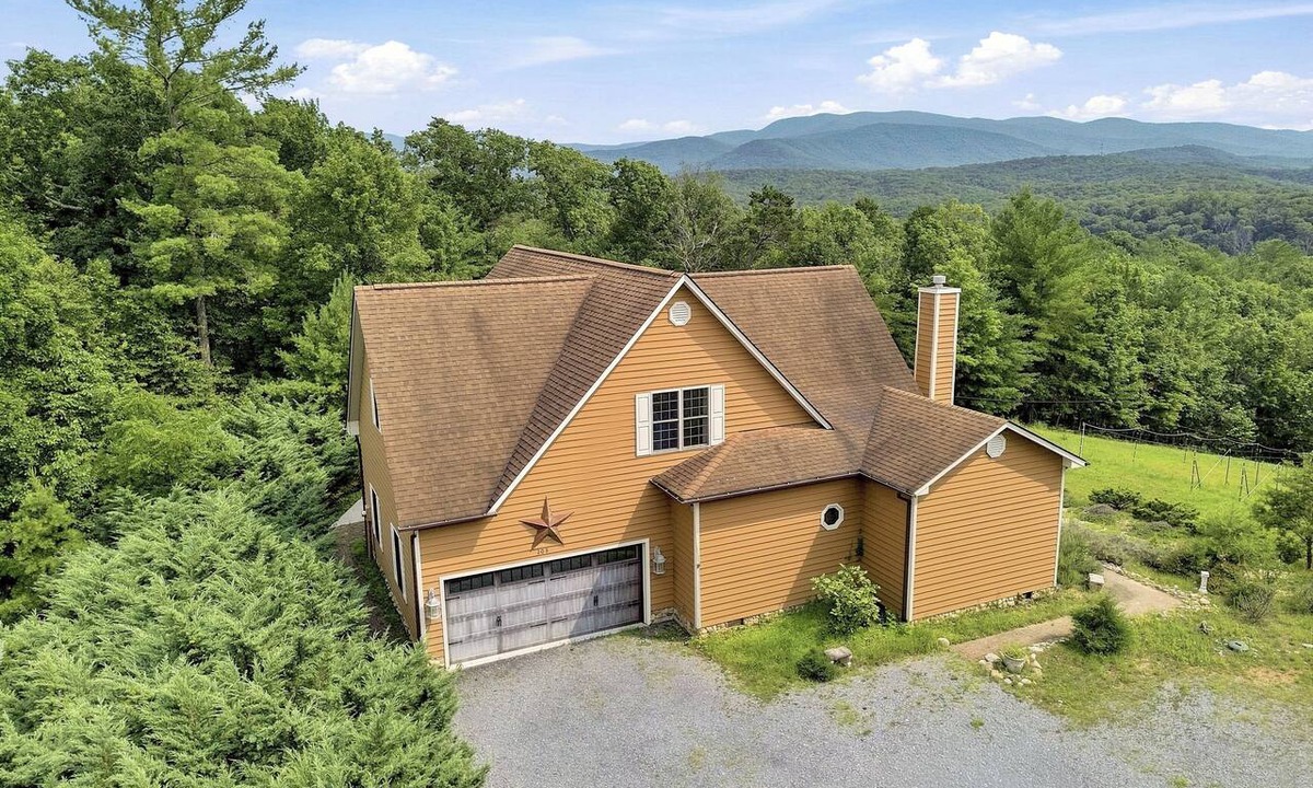 Bentonville Villa | Hilltop Villa with exceptional views, game room, starlink, 90 minutes to DC