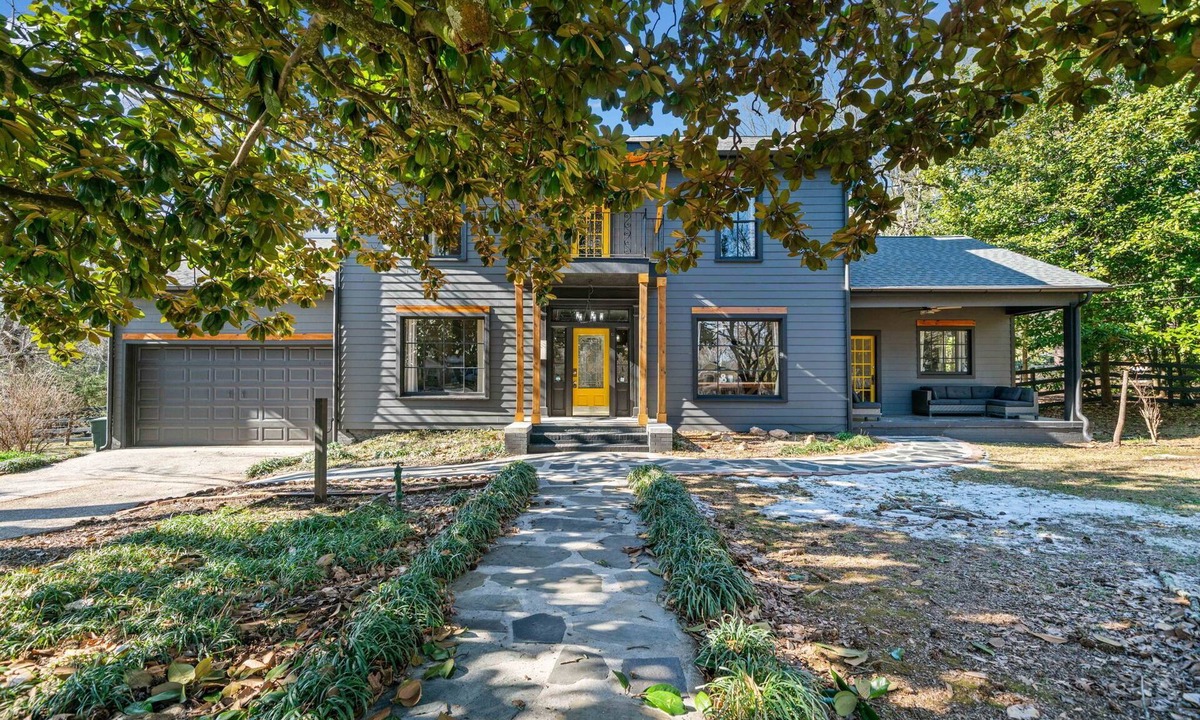 Jasper House | Historic 6 Bedroom Luxury Home Walking Distance to Downtown Jasper!